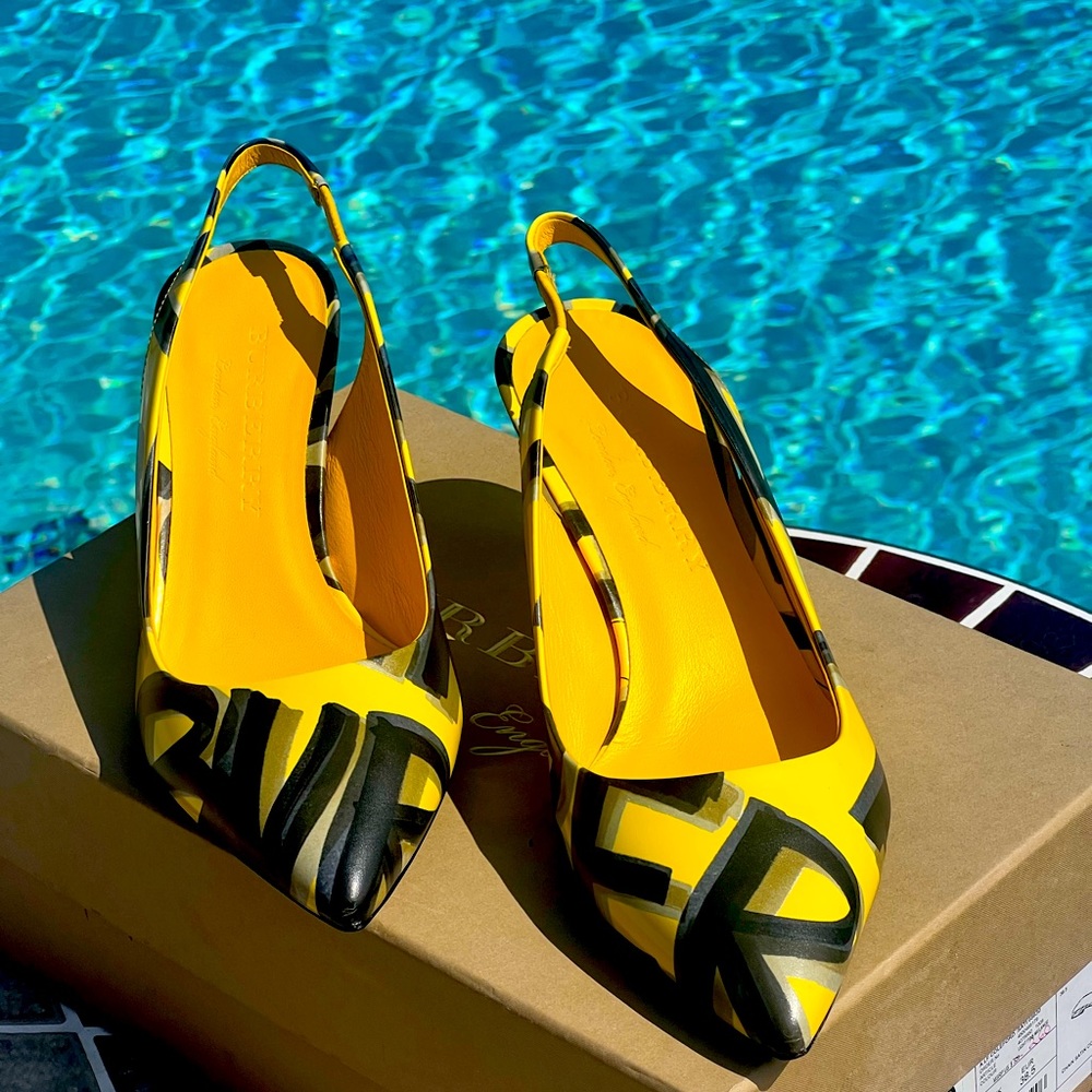 New Burberry Yellow/Black printed leather pump
